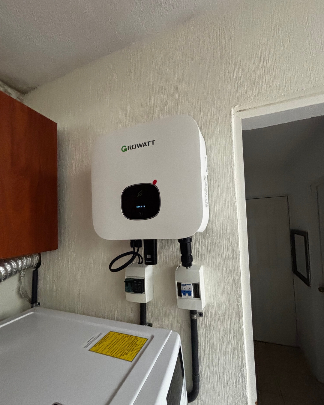 Inversor Growatt instalado en área interior residencial