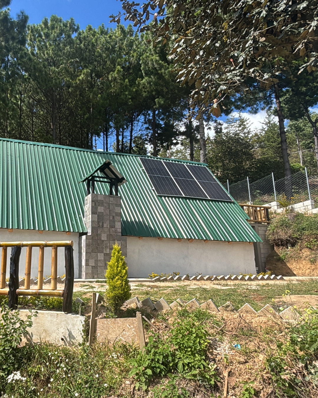 Casa de campo con paneles solares en techo inclinado