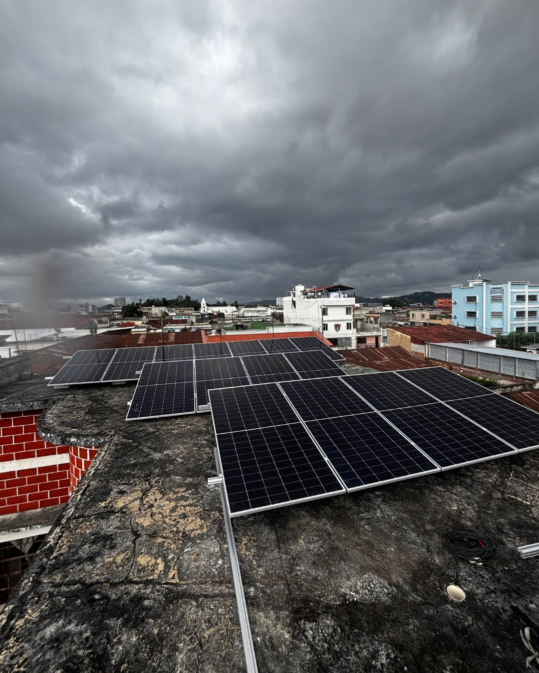 Proyecto solar urbano con varios paneles instalados