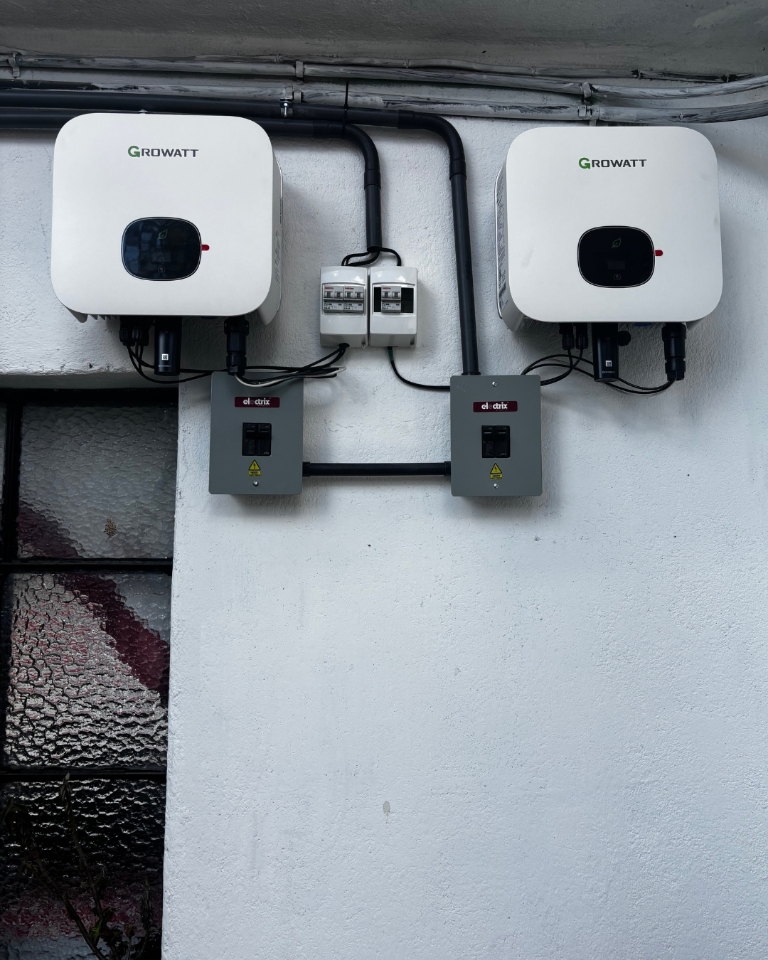 Dos inversores Growatt con tableros de protección eléctrica