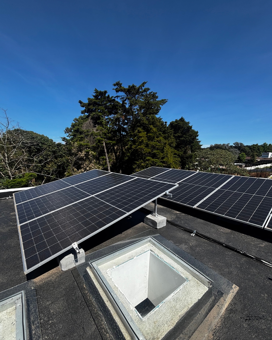 Paneles solares instalados junto a tragaluces en residencia