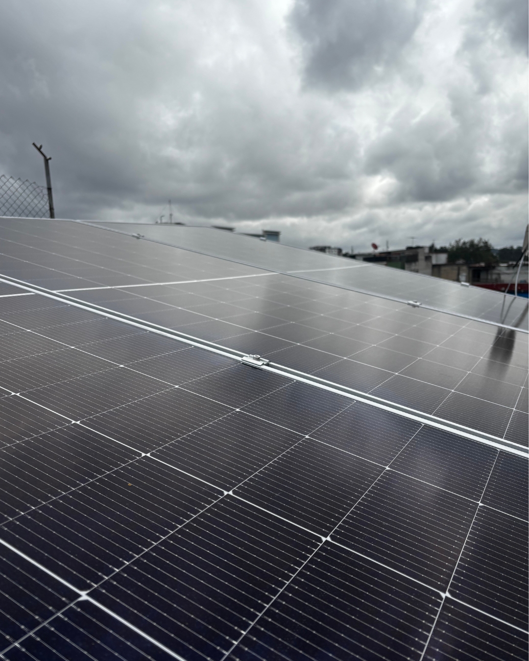 Vista cercana de paneles solares en día nublado
