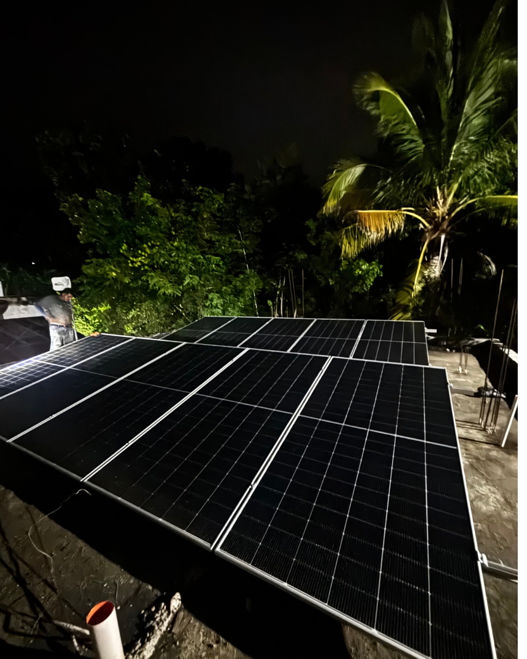 Instalación solar nocturna sobre estructura en exterior
