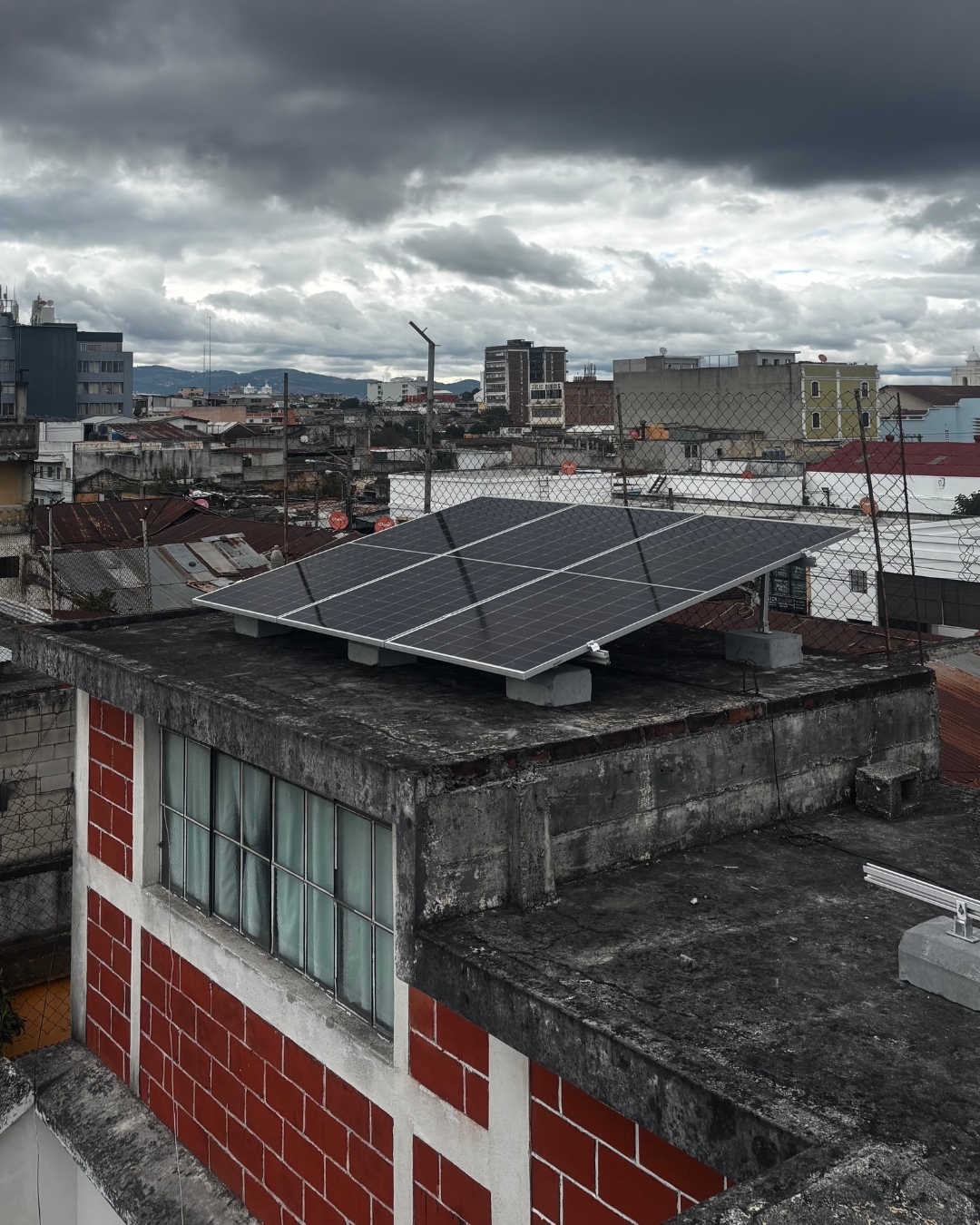 Sistema pequeño de paneles solares en edificio urbano