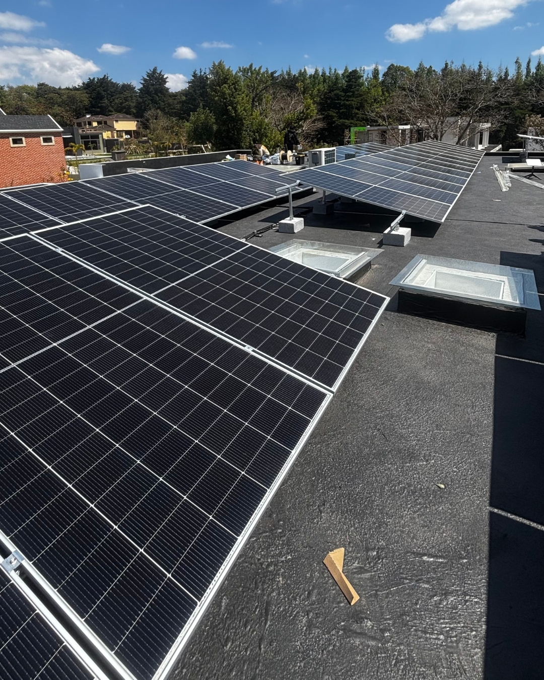Instalación solar amplia sobre azotea residencial