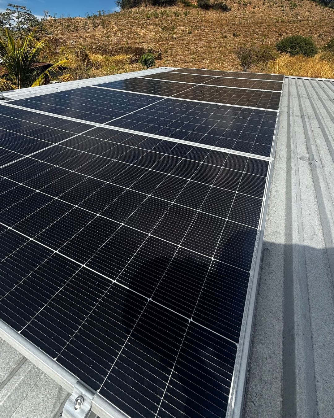 Arreglo de paneles solares sobre techo de lámina
