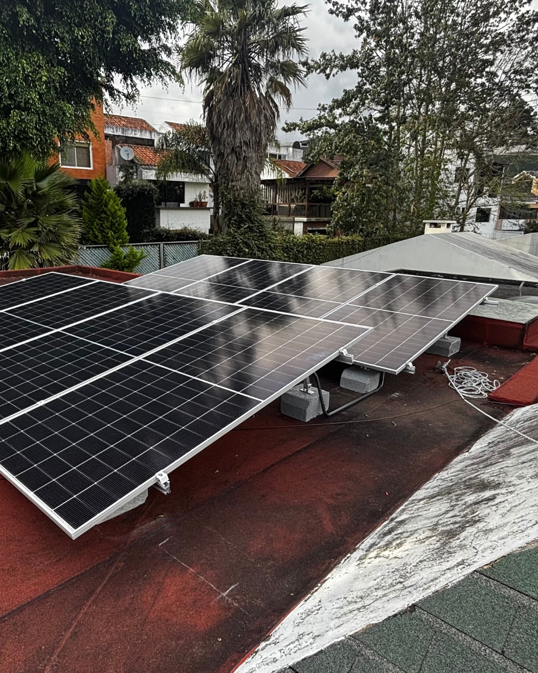 Vista lateral de sistema solar residencial en techo